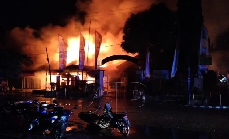 TERBAKAR | Aksi penyerangan sekelompok warga ke rumah Irianto Himoye Ondi alias Yanto Ondi mengakibatkan pembakaran yang berujung merembet ke delapan ruko serta kantor Polsek Kawasan Bandara Sentani, pada Senin malam, 6 September 2021. (Foto: Humas Polda Papua)