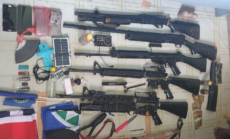 BARANG BUKTI | Barang bukti lima pucuk senjata yang diamankan. (Foto: Penrem172/PWY)