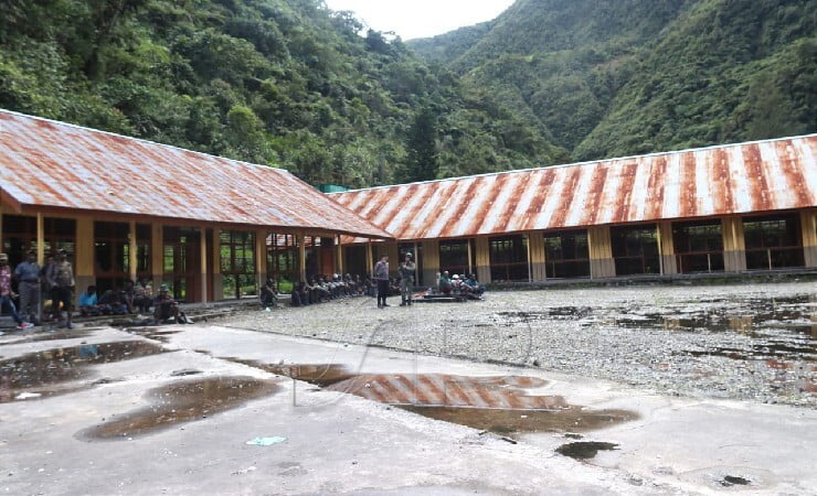 RUSAK | Gedung sekolah di Kampung Banti 2, Tembagapura, Mimika, Papua yang sudah rusak dan tidak bisa digunakan untuk proses belajar mengajar. (Foto: Mujiono/Seputarpapua)