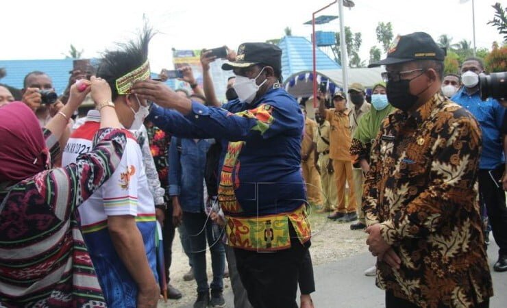 Menteri Desa PDTT, Abdul Halim Iskandar disambut Bupati Keerom, Piter Gusbager. (Foto: Amin/Seputarpapua)