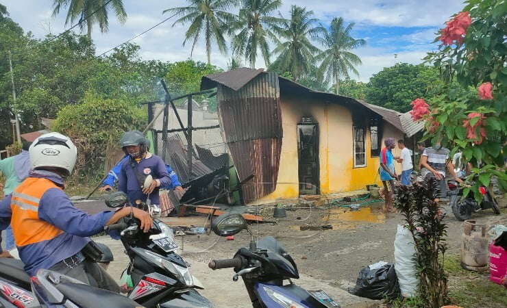 TERBAKAR | Kios milik saudara Marco Manurung yang terletak di Jalan Mawar, jalur selatan Kampung Kamoro Jaya - SP 1, Distrik Wania, Mimika, Papua hangus terbakar. (Foto: Saldi/Seputarpapua)