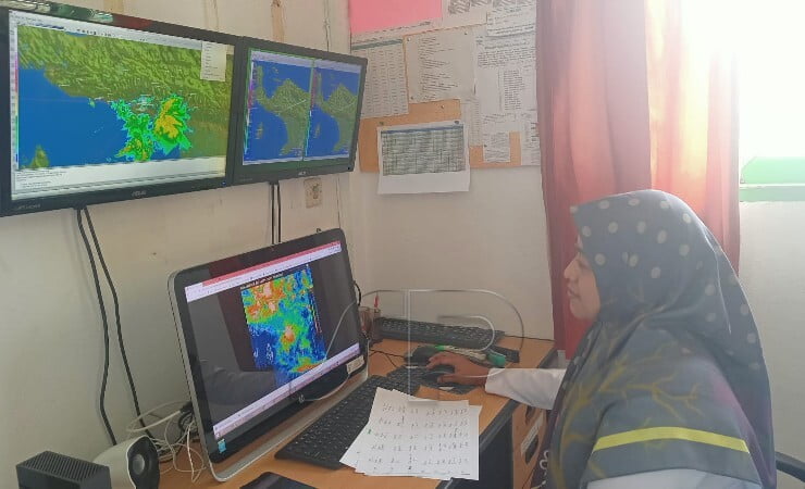 Forecaster On Duty BMKG Mimika, Fitria Nur Fadlilah,S.Si saat menjelaskan mengenai kondisi cuaca di Mimika. (Foto: Kristin Rejang/Seputarpapua)