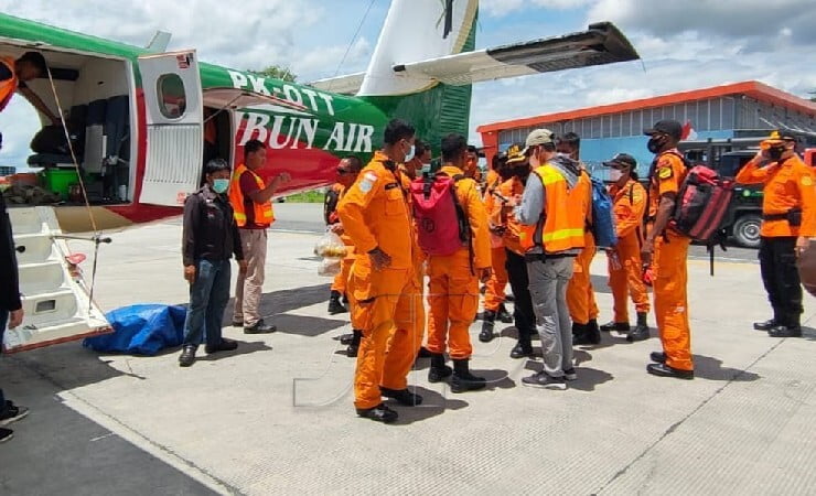 BERANGKAT | Tim SAR diberangkatkan dari Timika menuju Sugapa, Intan Jaya untuk melakukan proses evakuasi terhadap kru pesawat Rimbun Air PK-OTW. (Foto: Ist/Seputarpapua)