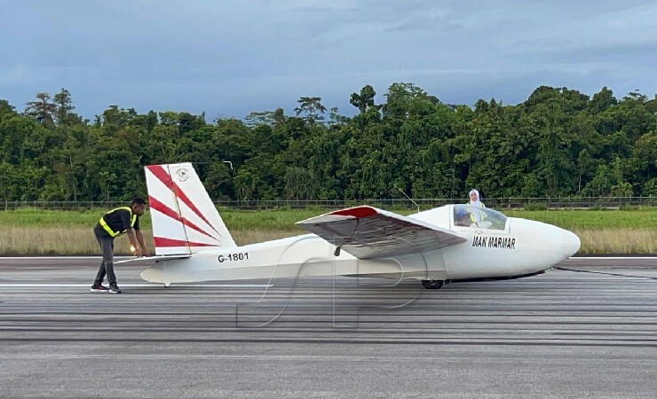 Terbang layang Papua melakukan latihan di Bandara Mozes Kilangin, Timika. (Foto: Humas PON Klaster Mimika)
