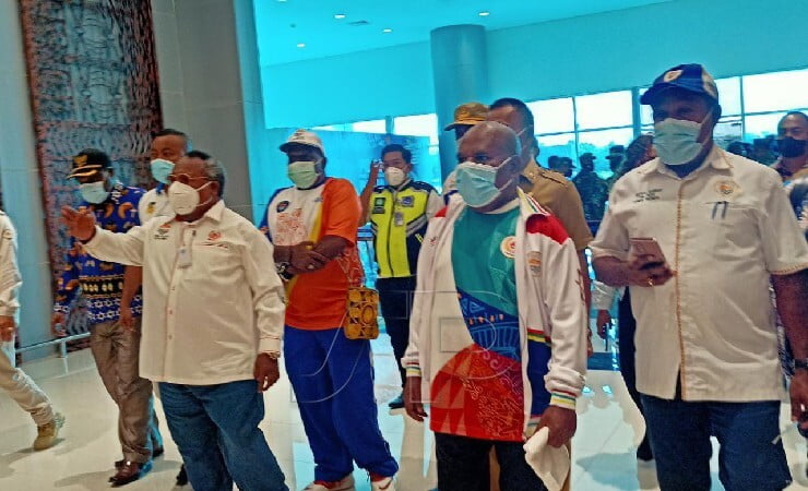 TIBA | Gubernur Papua Lukas Enembe dan rombongan saat tiba di terminal kedatangan Bandara Mozes Kilangin Timika. (Foto: Kristin Rejang/Seputarpapua)