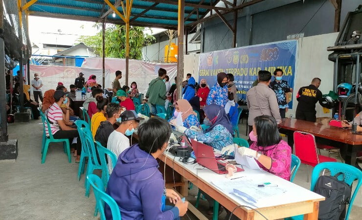 ANTUSIAS | Warga Mimika antusias mengikuti vaksinasi massal di gerai vaksin terpadu Kantor Pelayanan Polres Mimika. (Foto: Saldi/Seputarpapua)