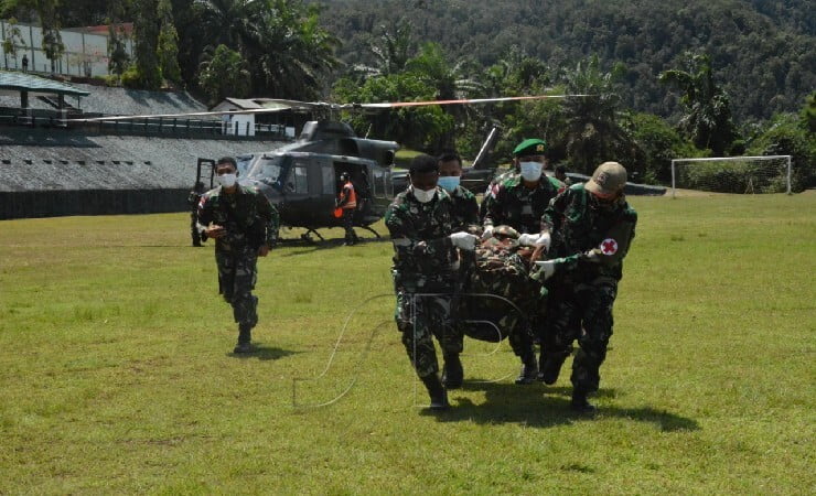 EVAKUASI | Proses evakuasi jenazah Suster Gabriella Meilani bersama seorang Prajurit TNI yang gugur. (Foto: Pendam XVII Cenderawasih)