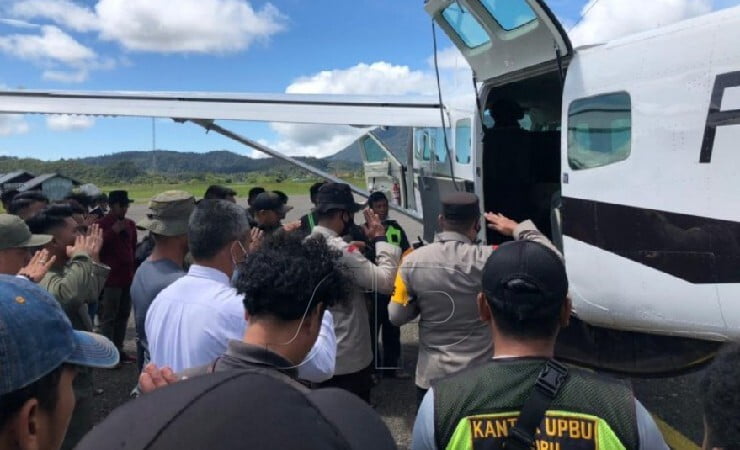 EVAKUASI | Jenazah Bharatu (Anumerta) Muhammad Kurniadi Sutio saat dievakuasi dari Kiwirok menuju Jayapura, Papua. (Foto: Humas Nemangkawi)