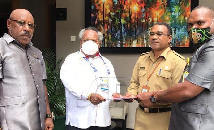 SERAHKAN | Bupati Mimika Eltinus Omaleng mewakili Gubernur Papua menyerahkan SK pengesahan keanggotaan DPRD Mimika periode 2019-2024. (Foto: Ist/Seputarpapua)