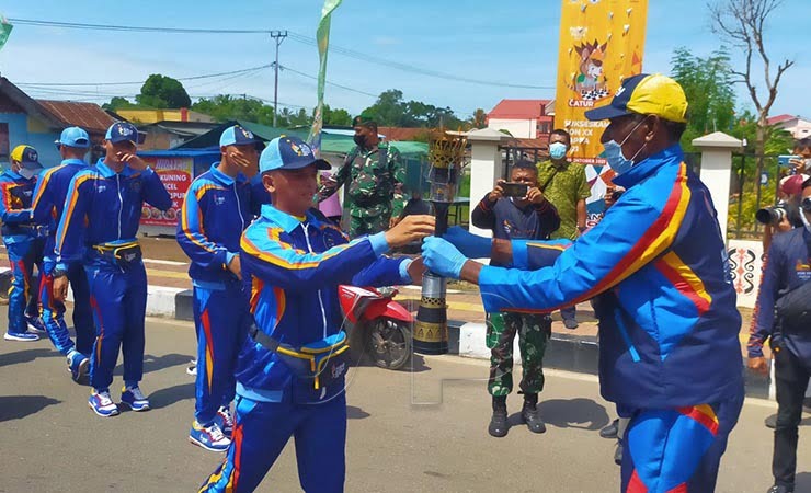 KIRAB | Penyerahan api PON XX Papua kepada mantan atlet di Merauke dalam kirab Api PON. (Foto: Emanuel/ Seputarpapua)