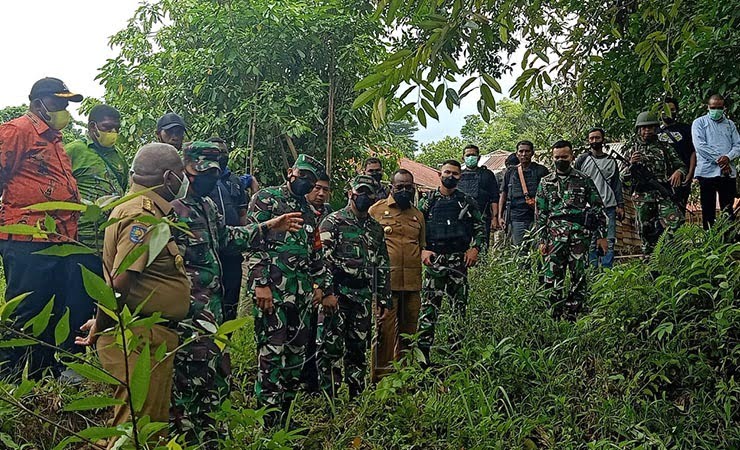 KUNJUNGI | Pangdam XVIII/Kasuari bersama Gubernur dan Kapolda Papua Barat mengunjungi lokasi penyerangan Posramil Kisor yang menyebabkan gugurnya empat prajurit TNI AD. (Foto: Pendam XVIII/Kasuari)