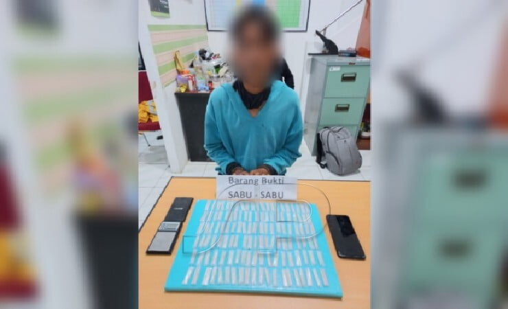 DITANGKAP | As (33) yang merupakan warga Gang Kaimana, Jalan Serui Mekar, Mimika, Papua ditangkap petugas BNNK berikut barang bukti yang diduga narkotika jenis sabu-sabu. (Foto: BNNK Mimika)