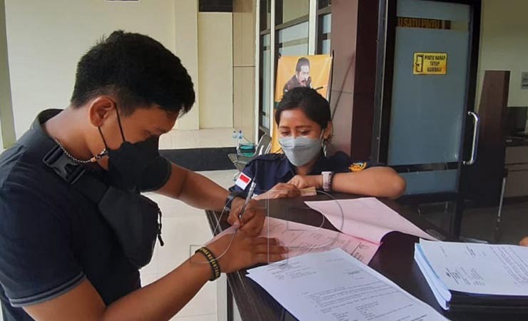 SERAHKAN | Penyidik Satuan Resnarkoba Polres Mimika saat menyerahkan berkas tersangka IK ke pihak Kejaksaan Negeri (Kejari) Mimika. (Foto: Ist/Seputarpapua)