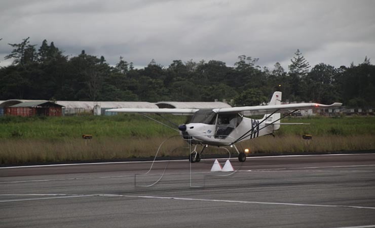 Pesawat sky ranger microlight usai melepas pesawat layang (glider) di Bandara International Mozes Kilangin Timika, Senin (27/09/2021). (Foto: Humas PPM PB PON Papua SUB Mimika)