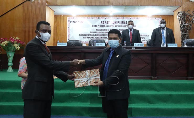 SERAHKAN | Wabup Asmat Thomas E. Safanpo menyerahkan dokomen kepada Wakil Ketua II DPRD Asmat Jasman Tumpu. (Foto: Fagi/ Seputarpapua)