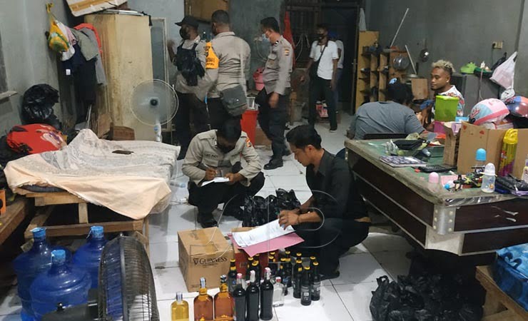 Polisi mendata barang bukti Miras yang diamankan. (Foto: Humas Polda Papua)