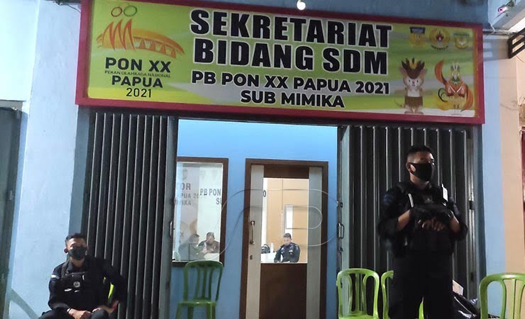 DIJAGA | Sekretariat Bidang SDM PB PON XX Papua 2021 Sub Mimika dijaga ketat oleh BKO Satbrimobda Polda Sulawesi Utara. (Foto: Mujiono/Seputarpapua)