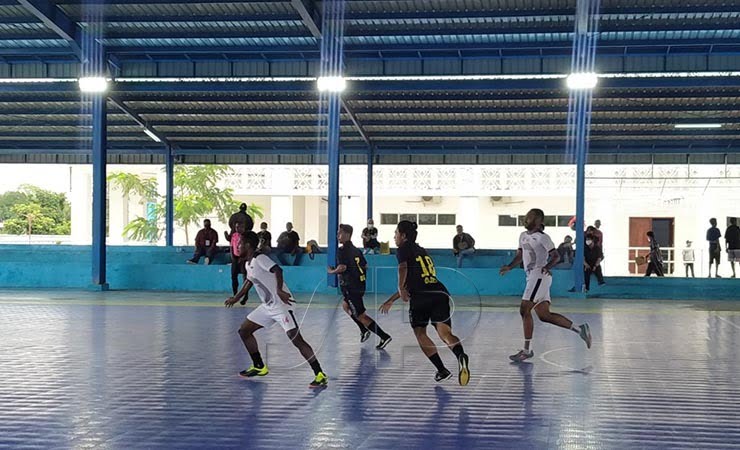 VENUE | Tim Futsal Papua berlatih di Venue Futsal Mimika. (Foto: Anya Fatma/Seputarpapua)