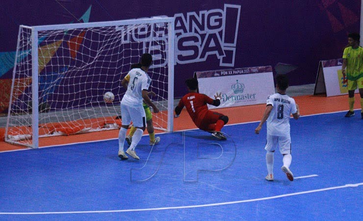 Pemain Futsal Sumatera Utara nomor punggung 7 Syauqi Saud membobol gawang Kalimantan Barat di menit ke 14 babak kedua pada pertandingan di venue futsal Mimika, Jalan Poros SP5, Senin (27/9/2021). (Foto: Humas PPM PB PON SUB Mimika)