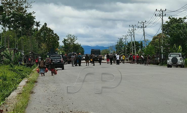 PALANG | Sekelompok warga di area kompleks Waker melakukan pemalangan jalan terkait sengketa lahan yang menyebabkan terjadinya penganiayaan beberapa waktu lalu. (Foto: Saldi/Seputarpapua)