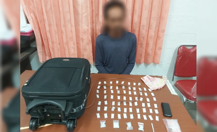 TERSANGKA | MA (39) alias Amin, tersangka kasus narkotika yang ditangkap di Timika, Papua, berikut barang buktinya sebanyak 72 paket narkotika golongan I jenis sabu-sabu. (Foto: Ist/Seputarpapua)