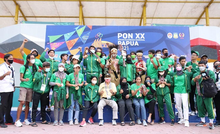 Kontingen Jawa Timur diumumkan sebagai juara umum cabang olahraga panjat tebing dalam ajang PON XX Papua 2021 pada upacara penutupan di venue panjat tebing Mimika, Jumat (8/10/2021). Jatim mengoleksi 6 emas, 5 perak dan 3 perunggu. (Foto: Humas PPM/Saldi Hermanto)