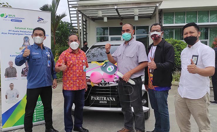 PENYERAHAN | Kepala BPJS Ketenagakerjaan Cabang Mimika menyerahkan 1 unit mobil kepada Dirut PT KPI atas yg kemenangannya pada Paritrana Award 2020. (Foto: Mujiono/Seputarpapua)