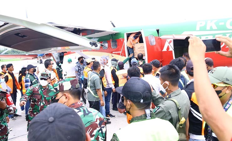 EVAKUASI | Proses evakuasi jenazah pilot pesawat Smart Air PK-SNN yang mengalami kecelakaan di Bandara Aminggaru, Distrik Omukia, Kabupaten Puncak, Papua, tiba di Bandara Mozes Kilangin Timika, Senin siang (25/10/2021). (Foto: Saldi Hermanto/Seputarpapua)