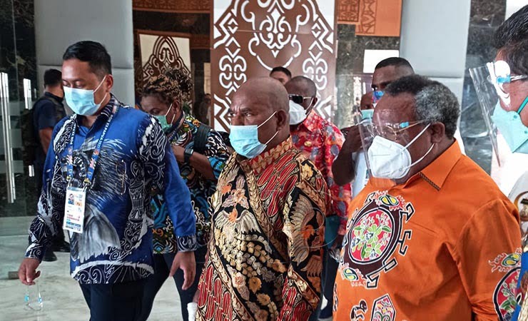 BERJALAN | Bupati Mimika Eltinus Omaleng (Batik Orange) berjalan usai bertemu Presiden Joko Widodo, Sabtu (2/10/2021). (Foto: Humas Mimika)