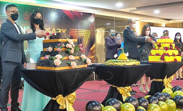POTONG | Para pemilik Diana Mall dan Hotel Horison Diana saat memotong tumpeng dan kue ulang tahun. (Foto: Mujiono/Seputarpapua)