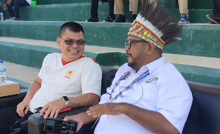 Ketua TD Baseball putra Agus Cahyono (Kanan) saa berbincan bersama legenda Tinju Indonesi Chris John. (Foto: Adi/Seputarpapua)