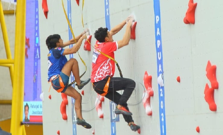 BERLOMBA | Veddriq Leonardo atlet asal Kalbat dan Raharjati Nursyamsa atlet asal Jabar berlomba di kelas 'Speed World Record' (WR) perorangan putra pada ajang Pekan Olahraga Nasional (PON) XX Papua 2021, Jumat (1/10/2021). (Foto: Saldi Hermanto/ Seputarpapua)