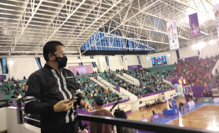 SAKSIKAN | Presdir PT Freeport Indonesia Tonny Wennas saat menyaksikan pertandingan basket 5x5 antara Tim Putri Papua Vs Sulawesi Selatan, Minggu (3/10/2021). (Foto: Mujiono/Seputarpapua)