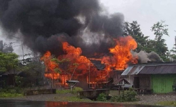 PEMBAKARAN | Aksi pembakaran sejumlah rumah oleh sekelompok warga yang melakukan penyerangan di Kabupaten Yahukimo, Papua, Minggu (3/10/2021). (Foto: Ist/Seputarpapua)