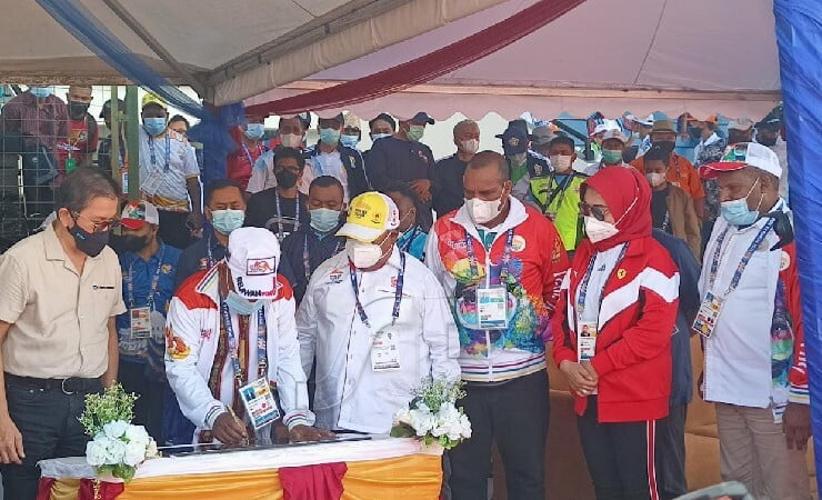 TANDATANGAN | Gubernur Papua, Lukas Enembe saat menandatangani prasasti dalam peresmian Stadion MSC. (Foto: Kristin Rejang/Seputarpapua)