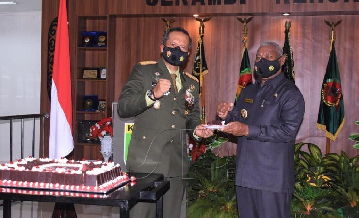 SERAHKAN | Pangdam XVIII/Kasuari, Mayjen TNI I Nyoman Cantiasa menyerahkan potongan kue HUT ke 76 TNI kepada Gubernur Papua Barat, Drs. Dominggus Mandacan. (Foto: Pendam XVIII/Kasuari)