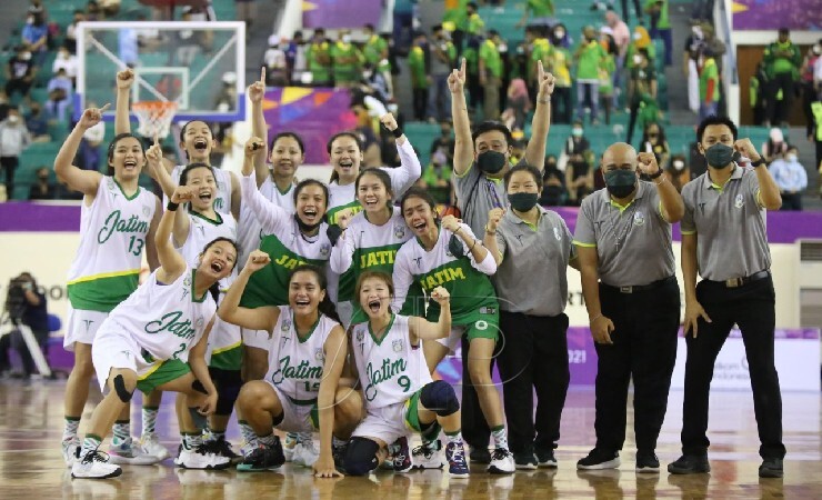 GEMBIRA | Tim Basket Putri Jawa Timur berhasil menyabet emas usai mengalahkan Bali dalam partai Final Bola Basket 5x5 di Mimika Sport Complex, Sabtu (9/10/2021). (Foto: Humas PPM/Joseph Situmorang)