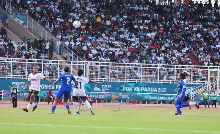 PERTANDINGAN | Tim Papua dan Jabar di laga final sepak bola putri PON XX Papua, Senin (11/10/2021). (Foto: Abdul Syah)