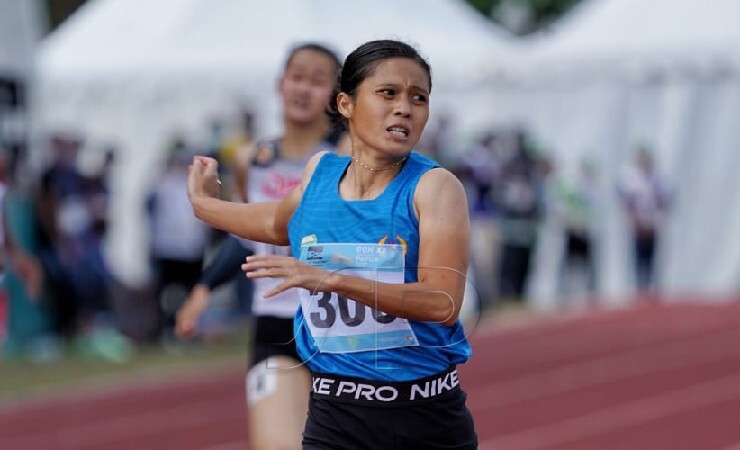 306 Sri Mayasari asal Sumatera Selatan (biru) berhasil meraih medali emas di nomor lari 400 meter putri PON XX Papua yang digelar di arena atletik Mimika Sport Complex, Selasa (12/10/2021). (Foto: Humas PPM/Fernando Rahawarin)
