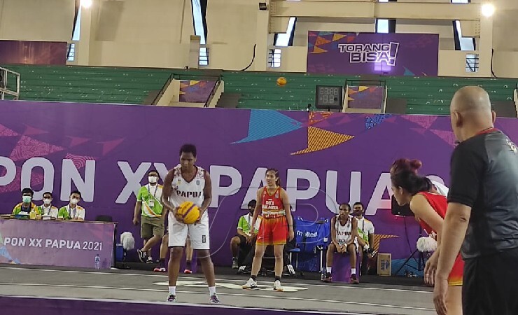 LEMPARAN | Lea Elvensia Wolobubo Kahol saat akan melakukan lemparan pada basket 3x3. (Foto: Mujiono/Seputarpapua)