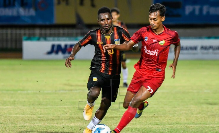 Ricardo Cawor (10) Papua sedang berduel dengan Yasvani (22) Aceh di pertandingan Final Sepakbola Putra Pon XX Papua 2021 di Stadion Mandala Jayapura pada partai final sepak bola putra Pon XX Papua Date 14/10/2021 (Foto: PB PON XX Papua/Martona)