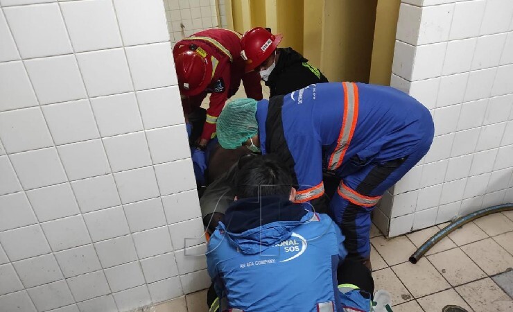 EVAKUASI | Jenazah korban almarhum Herman Elopere saat dievakuasi tim ERG dari kamar mandi Barak L menuju Rumah Sakit Tembagapura. (Foto: Ist/Seputarpapua)