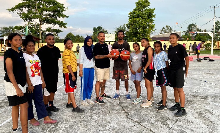 PENYERAHAN | Sekretaris Perbasi Mimika Reddy Wijaya saat menyerahkan bantuan bola basket kepada Klub Putra Fo. (Foto: Ist/Seputarpapua)
