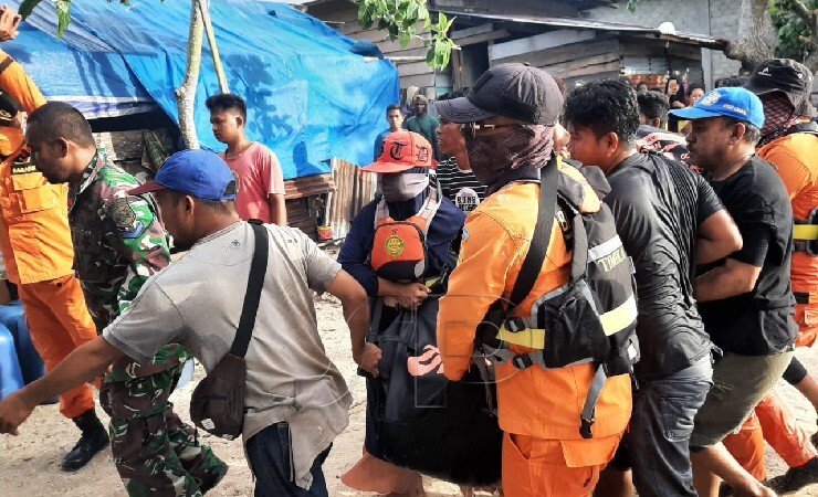 EVAKUASI | Jasad korban Hairil (30) saat dievakuasi Tim SAR gabungan dari Kampung Coa menuju rumah duka, Kamis (21/10/2021). (Foto: Humas SAR)