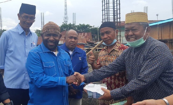 Waket I DPD Partai Demokrat Papua, Ricky Ham Pagawak Saat memberikan segepok uang kepada pengurus Masjid