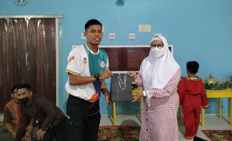 CINDERAMATA | Ketua Komite SMP Permata Papua memberikan cinderamata kepada Ardin. (Foto: Anya Fatma/Seputarpapua)
