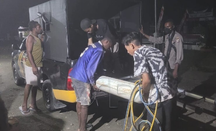 AMANKAN | Petugas Polsek Mimika Timur saat mendatangi TKP dan mengamankan sejumlah barang bukti yang digunakan para pelaku membongkar gedung milik Disperindag Mimika, Papua. (Foto: Ist)