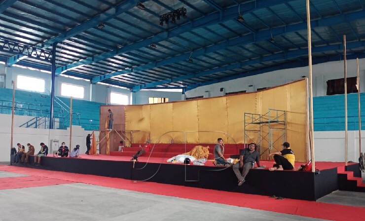 Proses Pengerjaan panggung untuk pelaksanaan Pesparawi XIII di Mimika Sport Complex (MSC), Senin (25/10/2021). (Foto: Fachrudin Aji/ Pesparawi XIII)