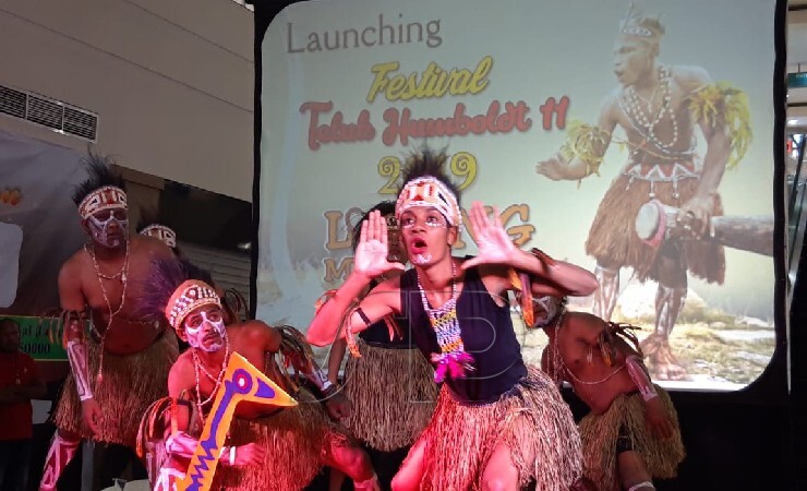 Salah satu tarian adat Papua ditampilkan saat launching festival Teluk Humbolt. (Foto: Adi/Seputarpapua)