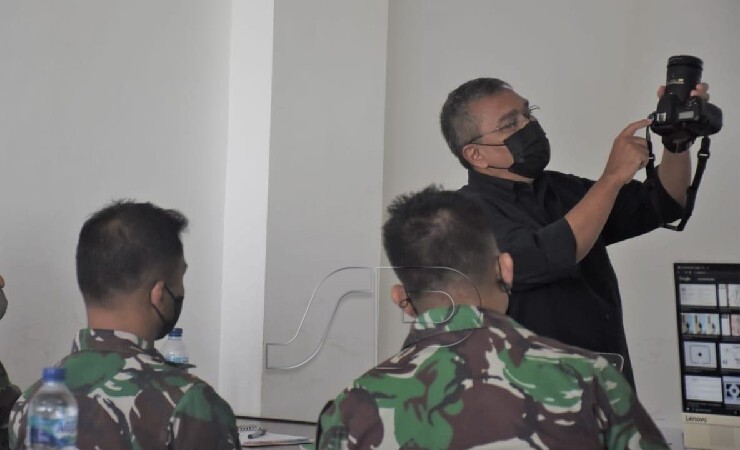 JELASKAN | Pemateri Taufik Dasaad memberikan penjelasan tentang penggunaan kamera foto kepada prajurit Pendam XVIII/Kasuari dalam pelatihan yang digelar, Rabu (27/10/2021). (Foto: Pendam XVIII/Kasuari)